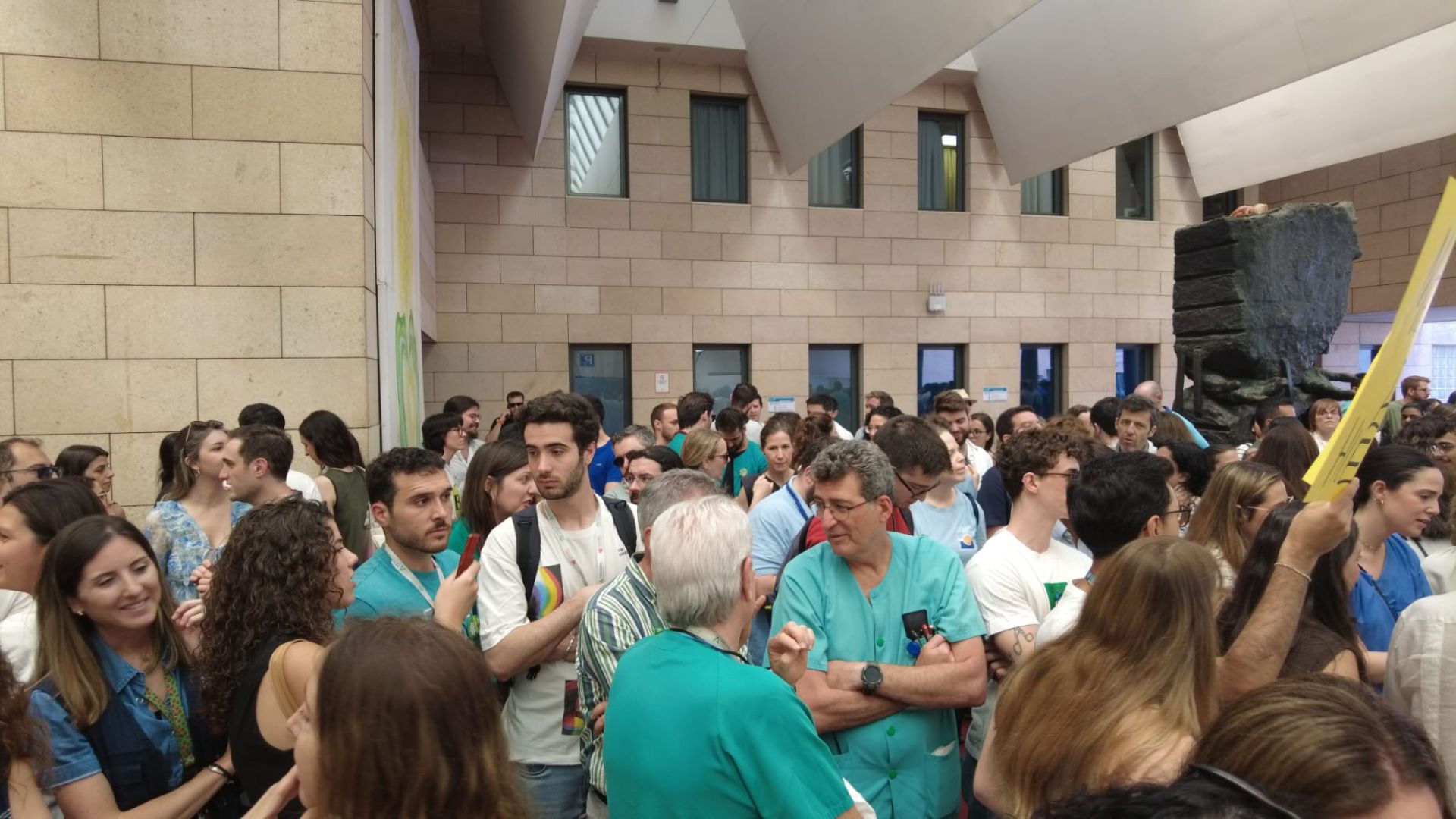 En imágenes, la concentración de médicos en el Hospital Reina Sofía de Córdoba