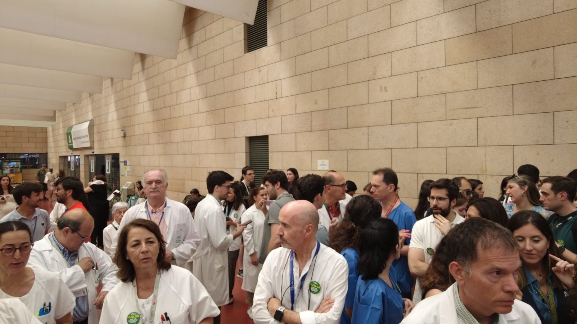 En imágenes, la concentración de médicos en el Hospital Reina Sofía de Córdoba
