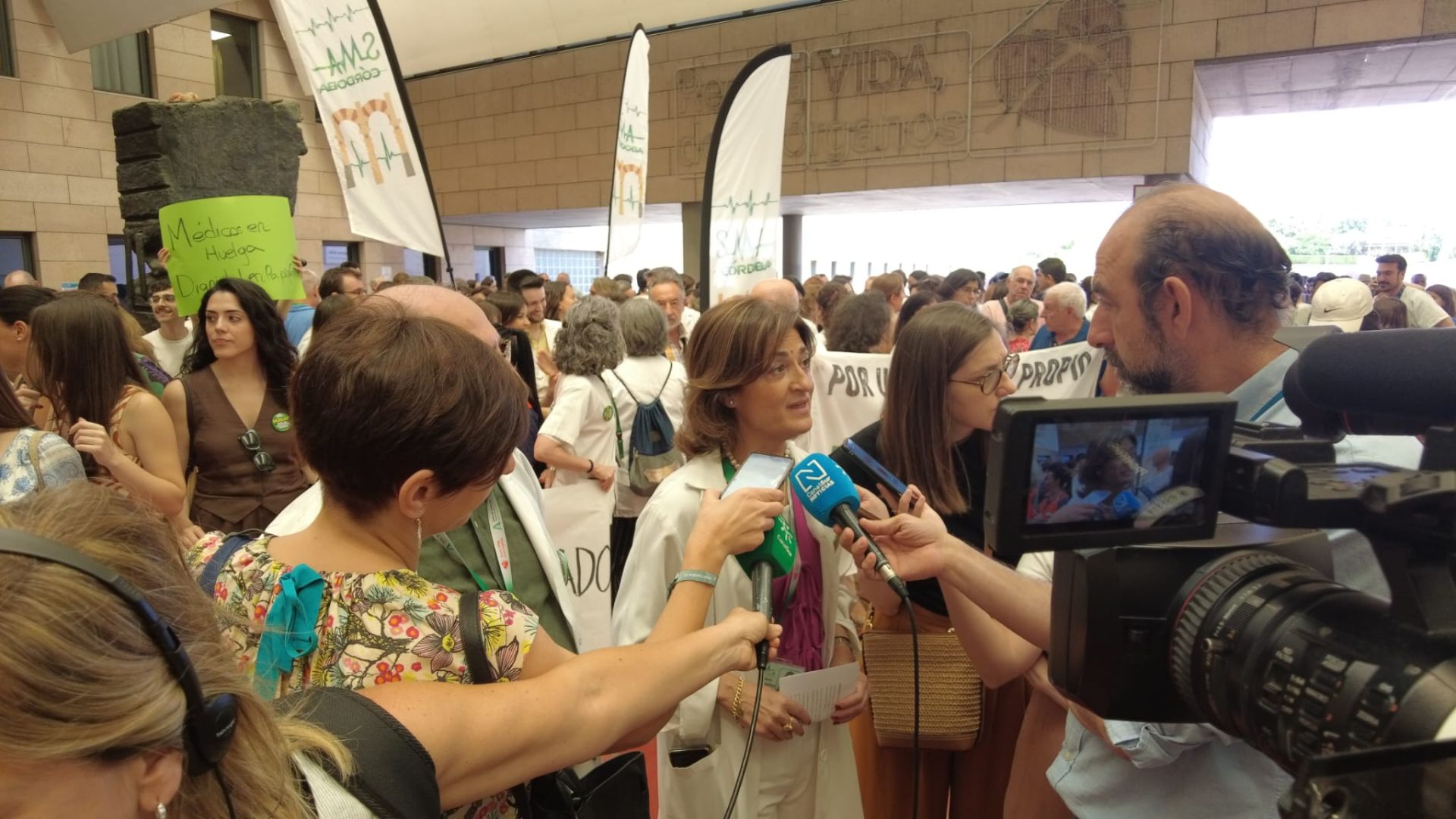 En imágenes, la concentración de médicos en el Hospital Reina Sofía de Córdoba