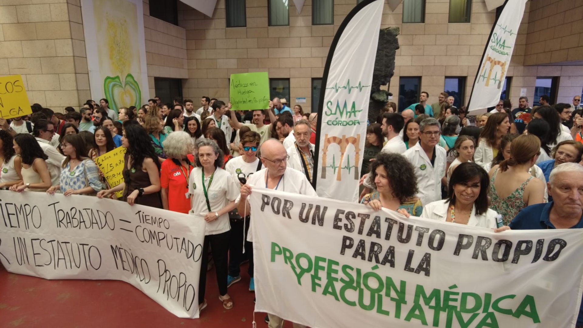 En imágenes, la concentración de médicos en el Hospital Reina Sofía de Córdoba