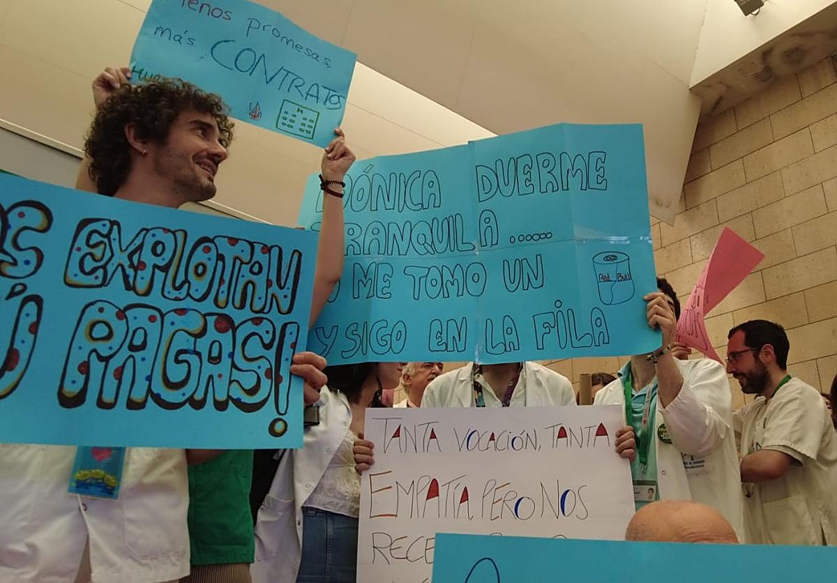 En imágenes, la concentración de médicos en el Hospital Reina Sofía de Córdoba