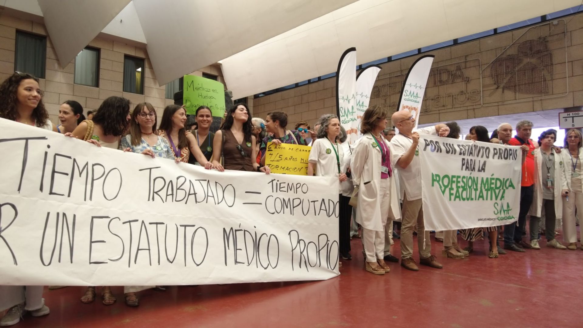 En imágenes, la concentración de médicos en el Hospital Reina Sofía de Córdoba