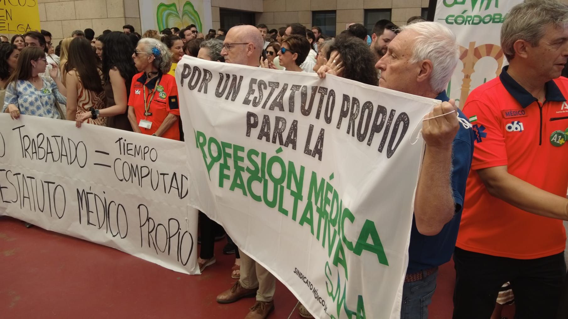 En imágenes, la concentración de médicos en el Hospital Reina Sofía de Córdoba