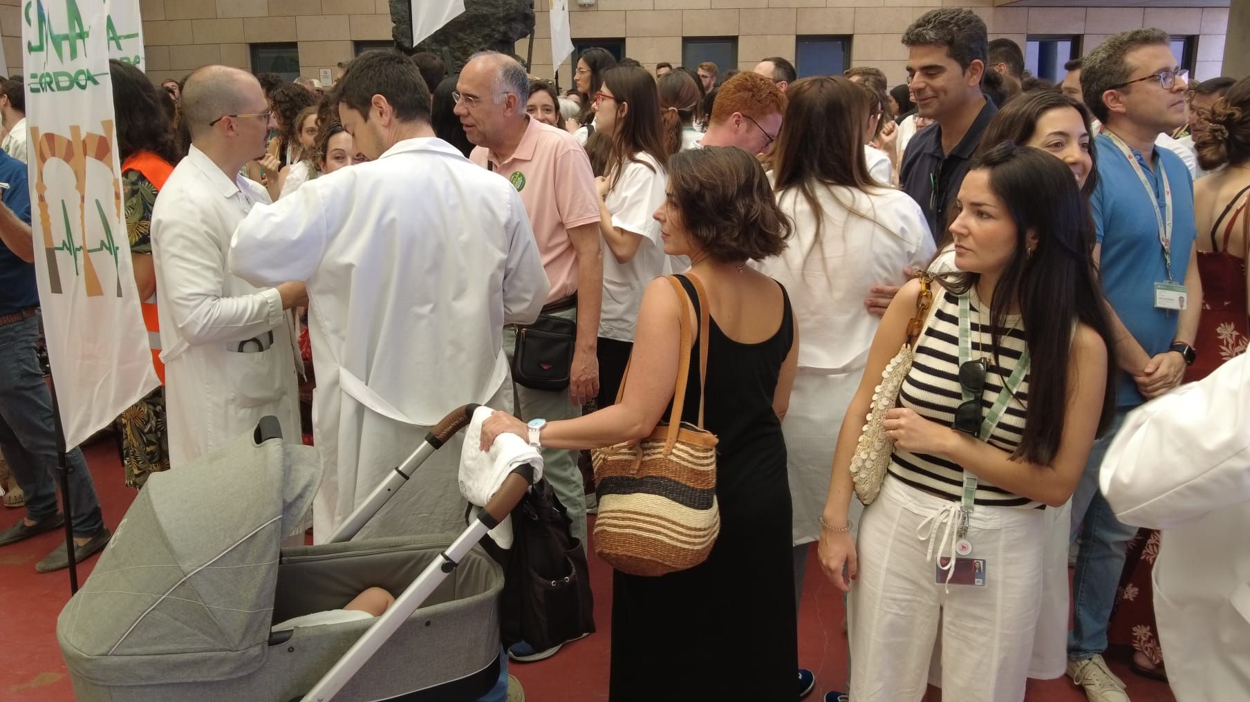 En imágenes, la concentración de médicos en el Hospital Reina Sofía de Córdoba
