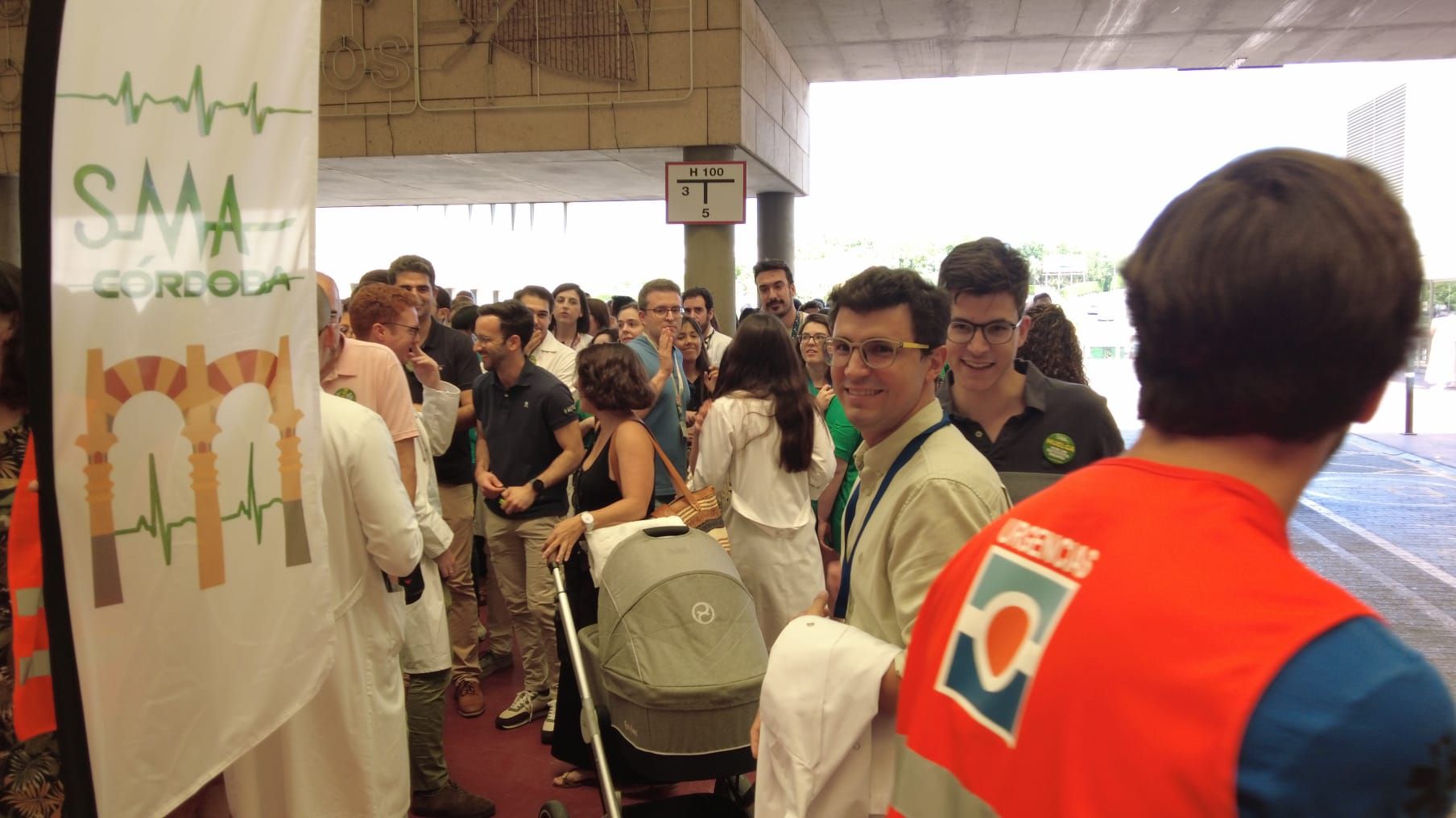 En imágenes, la concentración de médicos en el Hospital Reina Sofía de Córdoba