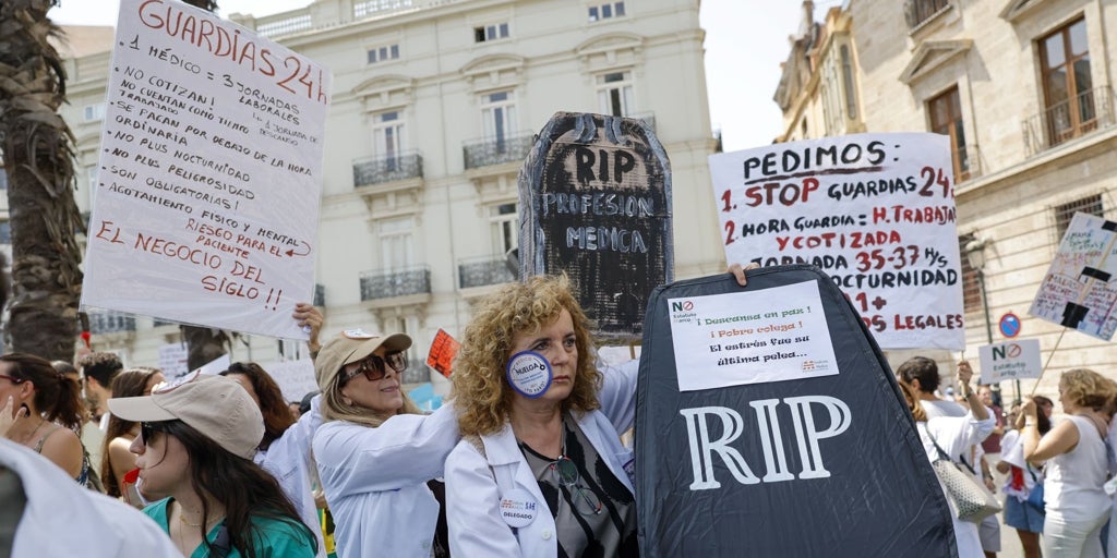La huelga de médicos sorprende a pacientes y cancela citas en Valencia: «Me han dicho que no me podían atender»