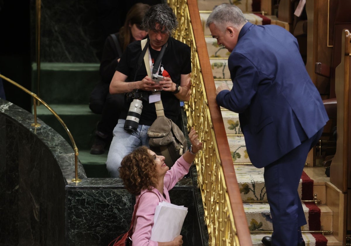 María Jesús Montero en una foto del pasado mes de mayo habla con Santos Cerdán en las escaleras que conducen a la bancada socialista en el Congreso de los Diputados
