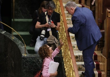 María Jesús Montero en una foto del pasado mes de mayo habla con Santos Cerdán en las escaleras que conducen a la bancada socialista en el Congreso de los Diputados