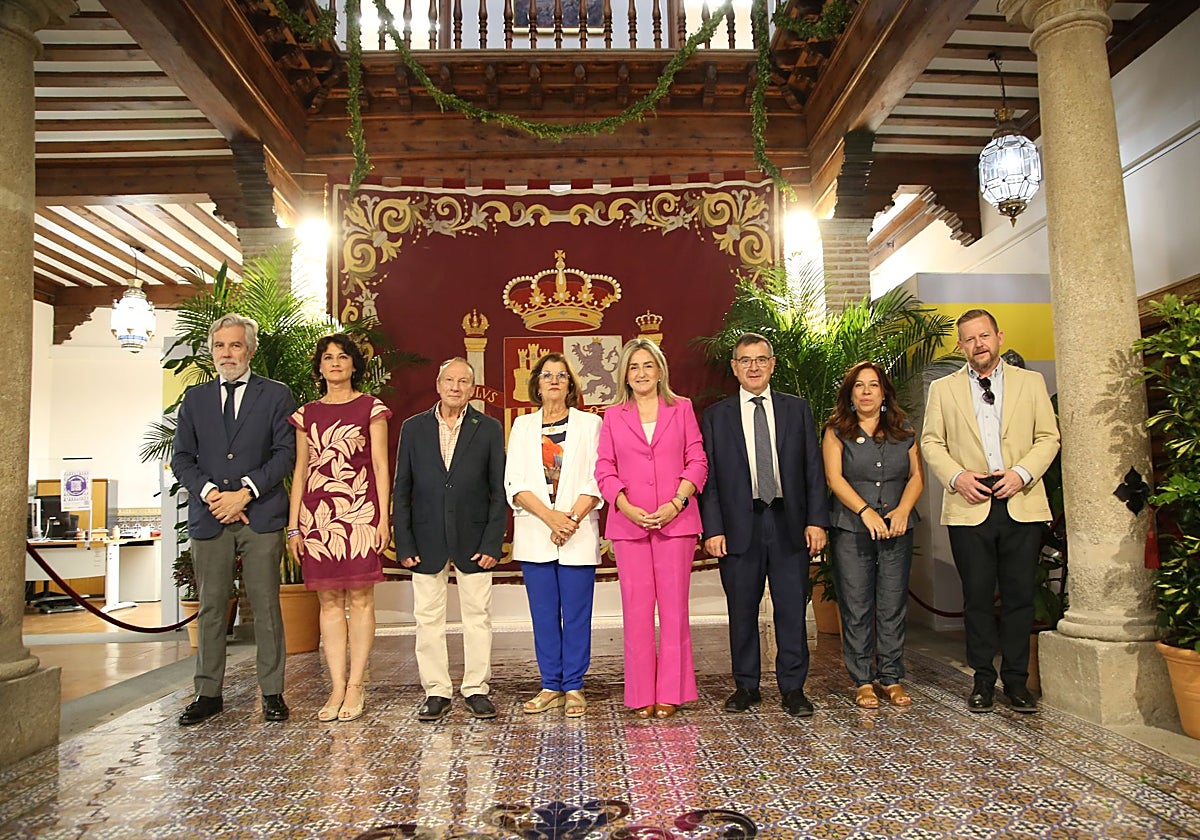 El patio ha sido decorado con plantas naturales y un repostero cedido por la Junta Pro-Corpus