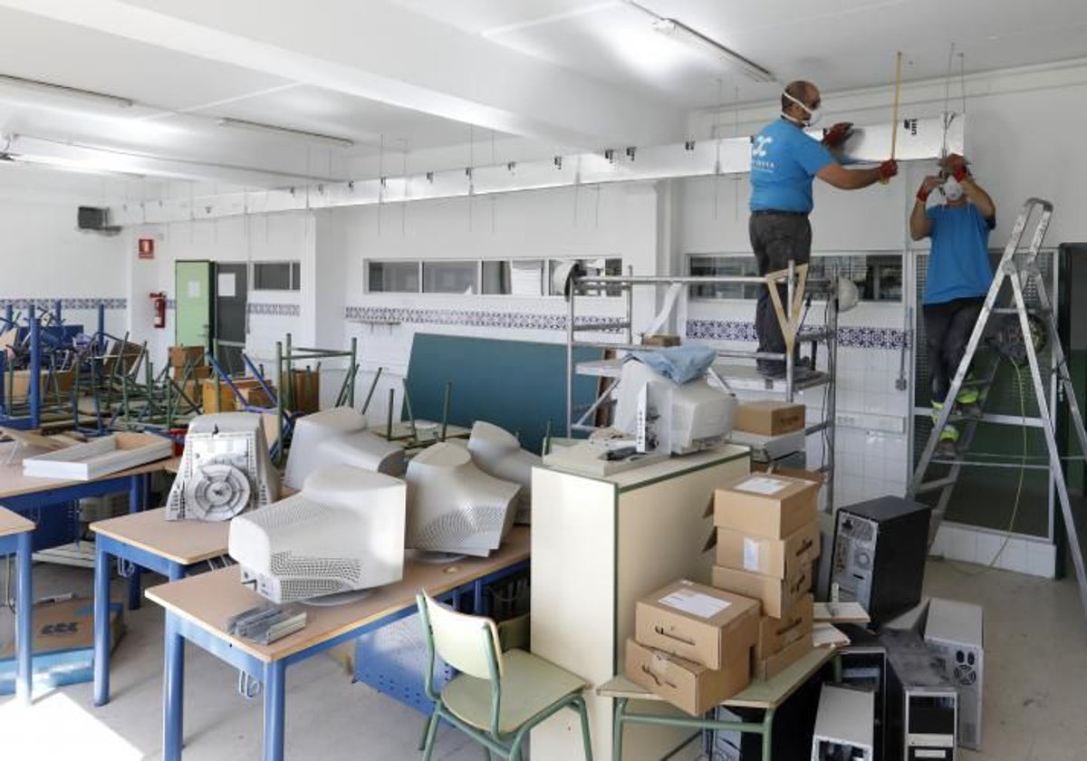 Obras de instalación de aire acondicionado en un colegio público de Córdoba