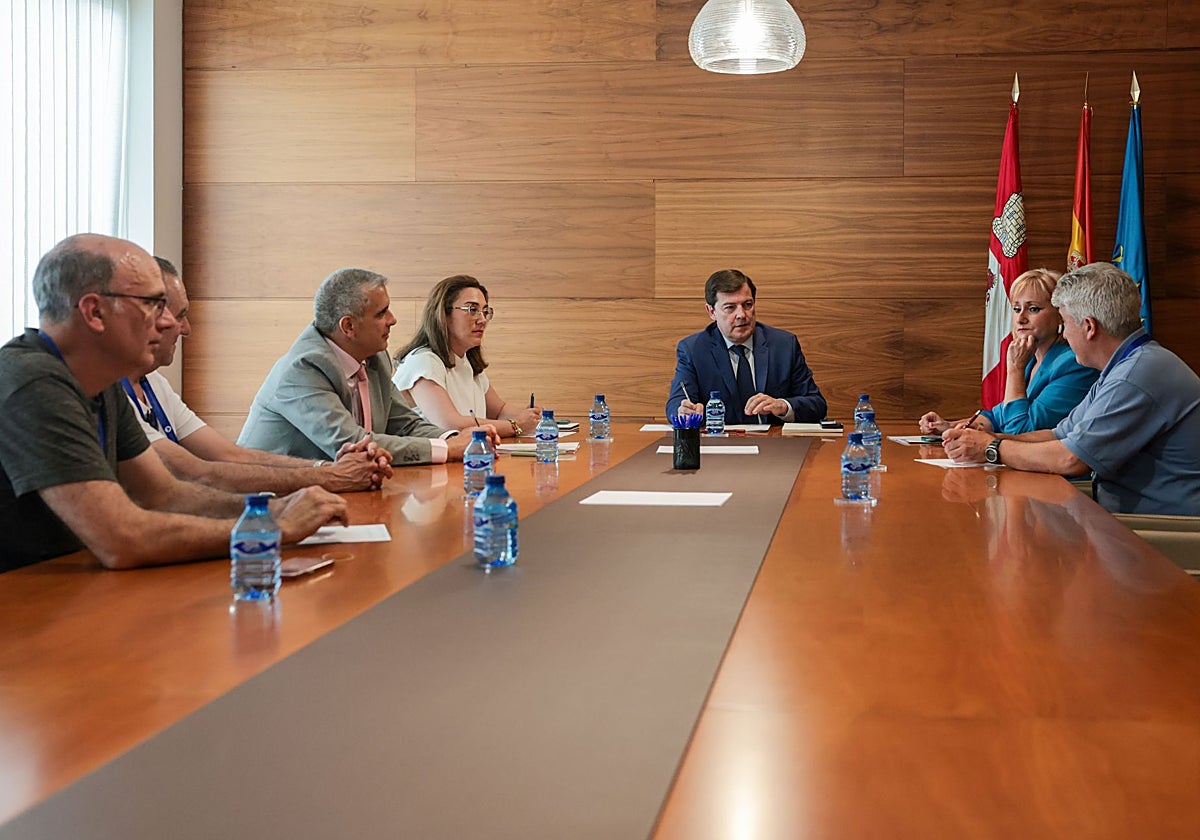 El presidente de la Junta se reunió el pasado martes con los trabajadores de Azucarera de La Bañeza