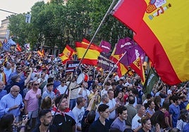 Cientos de personas se concentran en Ferraz para pedir la dimisión de Sánchez