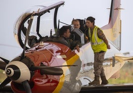 El Rey vuela por primera vez en el Pilatus, el sustituto de los cazas C-101 en el que aprenderá la Princesa Leonor