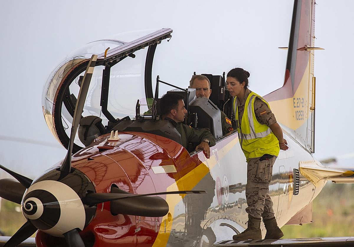 El Rey vuela por primera vez en el Pilatus, el sustituto de los cazas C-101 en el que aprenderá la Princesa Leonor