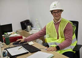 Un trabajo para el primer nadador con síndrome de Down que llegó a Tabarca: «Mi familia está orgullosa de ver a dónde he llegado»