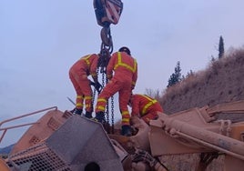 Muere un hombre en un accidente laboral tras volcar su vehículo de gran tonelaje en Valencia