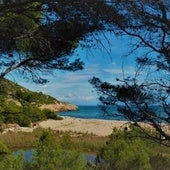 La playa de Cataluña poco popular por estar cerca de una central nuclear que destaca por sus aguas cristalinas y su naturaleza