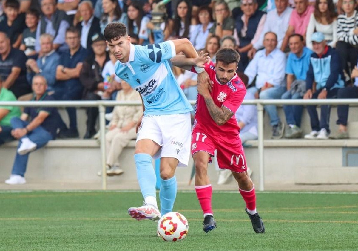 Mariano Carmona, vestido de azul celeste, en un partido de esta temporada