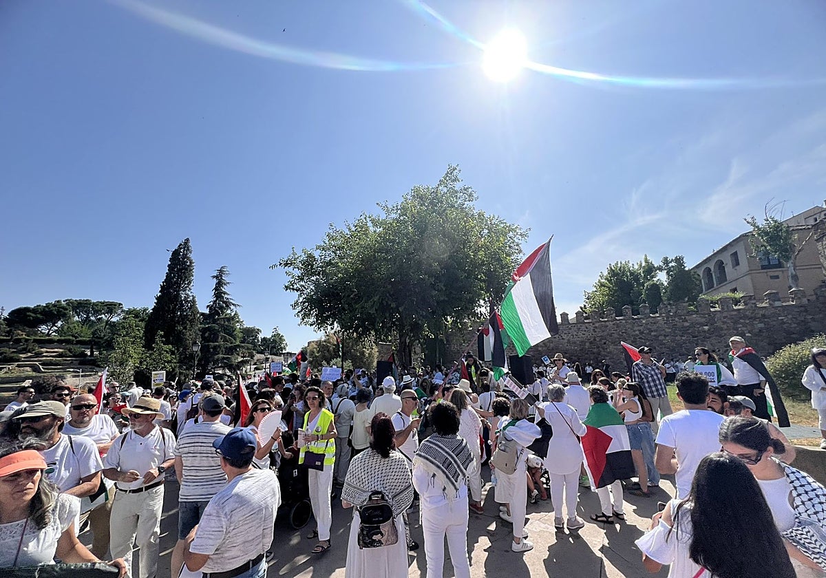 La marcha ha terminado junto al olivo de la puerta de Alfonso VI