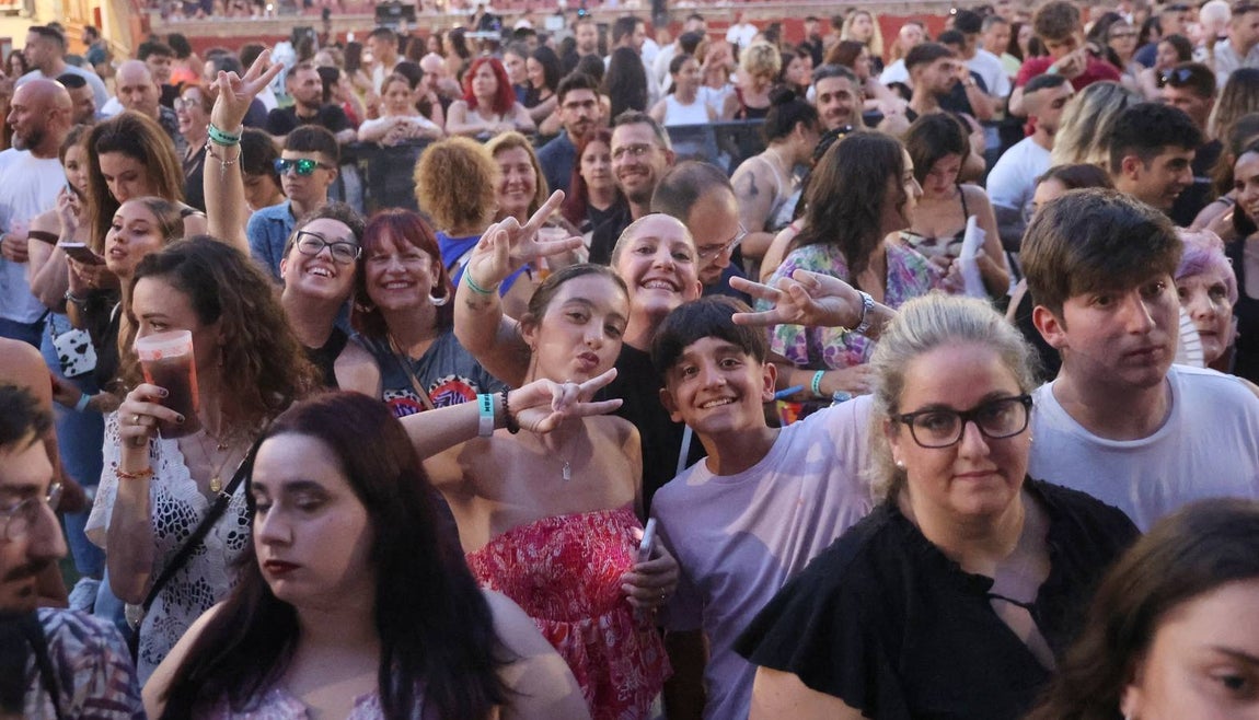 El animado concierto de Omar Montes en la plaza de toros Los Califas de Córdoba