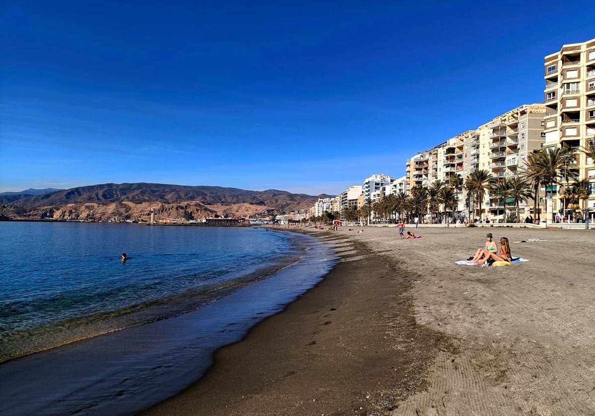 Condenado por masturbarse en una playa de Almería delante de varios menores