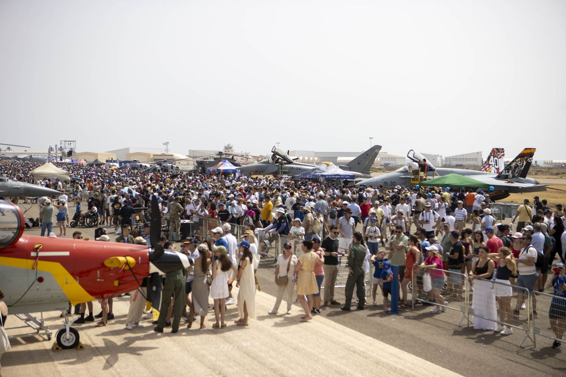 El festival ha arrancado con una jornada de puertas abiertas donde más de 30 aeronaves han sido expuestas de manera estática