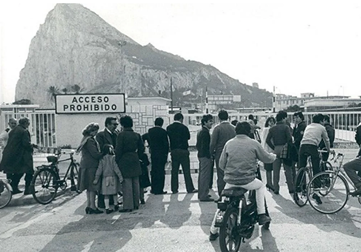 Decenas de personas, congregadas ante la Verja en La Línea de la Concepción