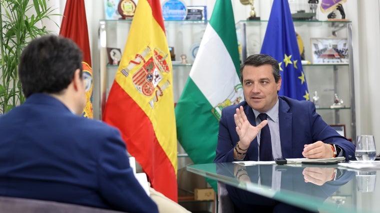Un momento de la entrevista con ABC en el despacho de Alcaldía