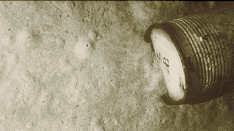 Fotografía de uno de los barriles encontrados en 1985