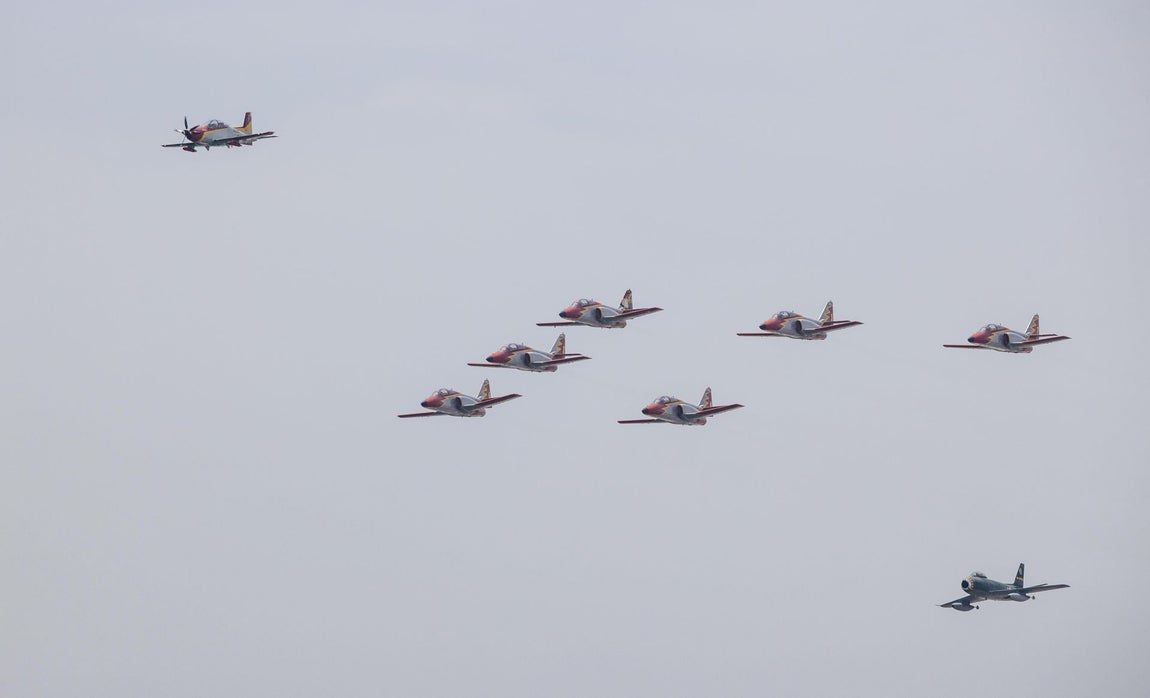 El contraste entre aviones históricos y modelos de última generación ilustra la evolución tecnológica de la aviación militar durante las últimas décadas