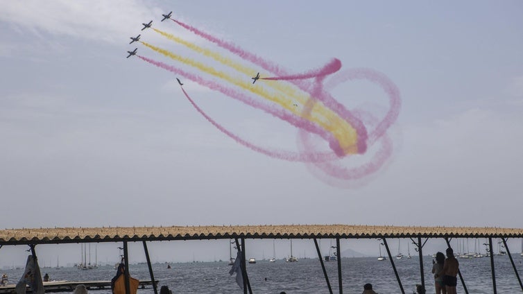 La exhibición aérea de la Patrulla Águila en San Javier, en imágenes