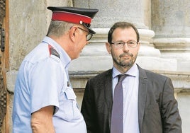 El fiscal Grinda, en la puerta del Palacio de la Generalitat