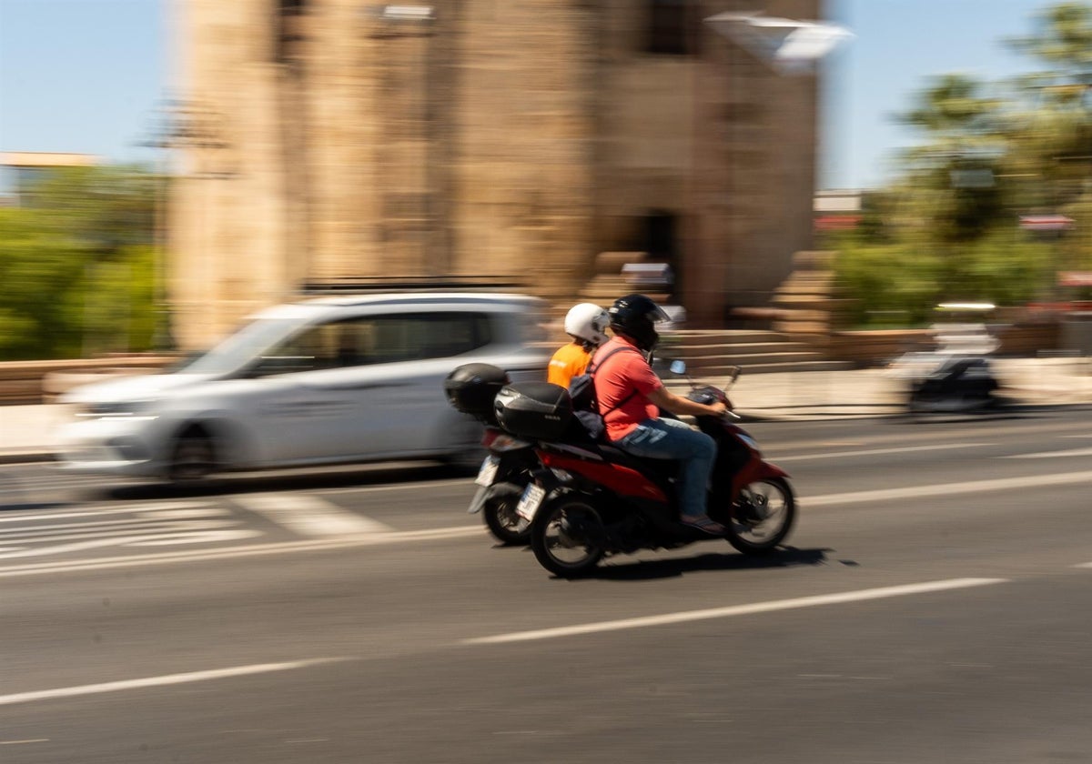 Una motocicleta circula en una calle.