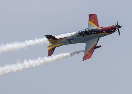 Imagen secundaria 1 - Murcia dice adiós a la Patrulla Águila tras 40 años de acrobacias aéreas