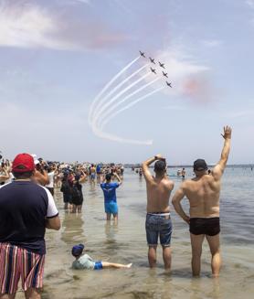 Imagen secundaria 2 - Murcia dice adiós a la Patrulla Águila tras 40 años de acrobacias aéreas