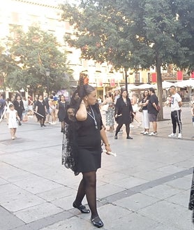 Imagen secundaria 2 - Decenas de personas han acompañado a la Virgen en su desfile por las calles del Casco histórico, a pesar del altísimo calor registrado. El alcalde de Toledo, Carlos Velázquez y el concejal José Manuel Velasco han participado de esta ceremonia