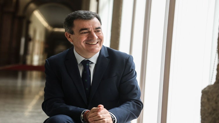 Román Rodríguez, conselleiro de Educación: «Claro que puede pedirse una nueva titulación; otra cosa es que se conceda»