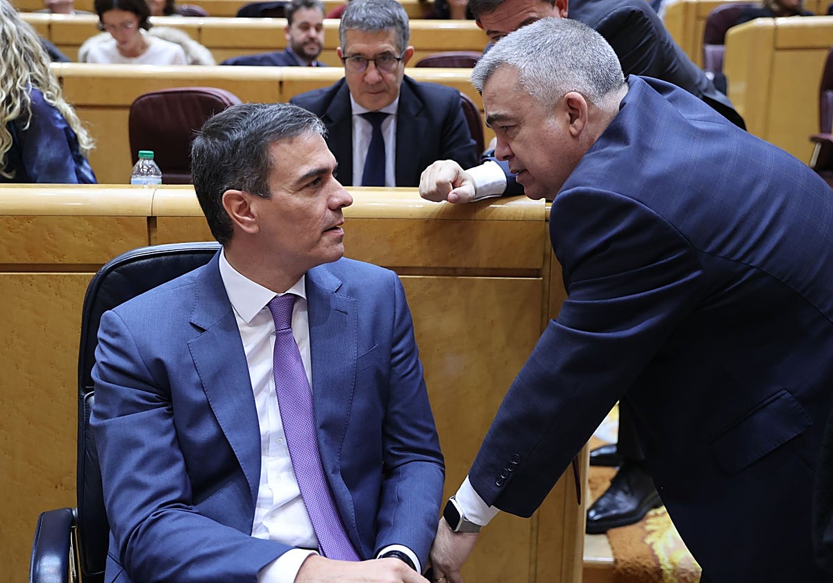 Pedro Sánchez y Santos Cerdán en el Senado