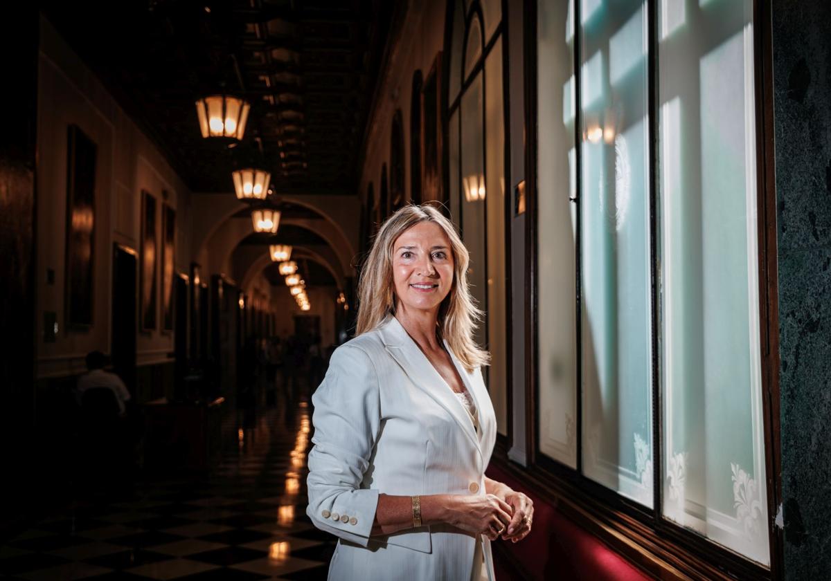 Alicia García, portavoz del PP en el Senado, en los pasillos de la Cámara Alta