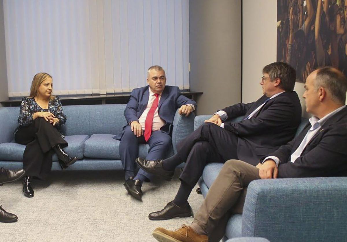 Cerdán, en el medio, junto a Puigdemont en una de las reuniones por la ley de amnistía