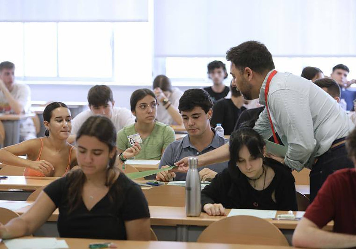 Estudiantes durante la Selectividad