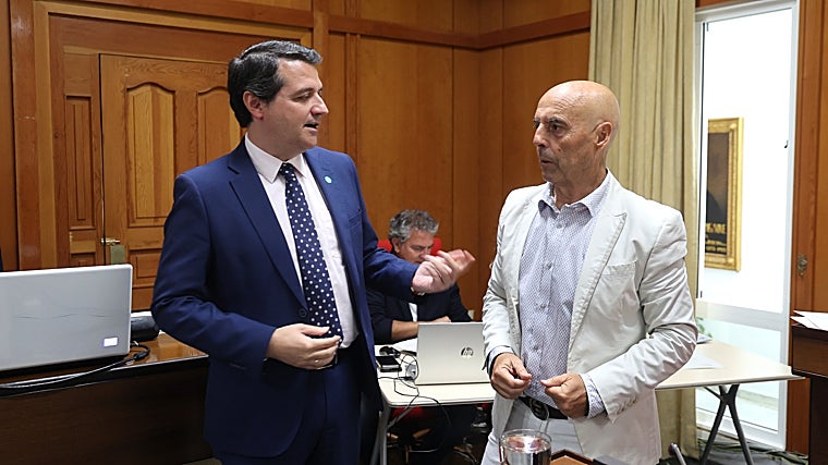 El portavoz del PSOE, Antonio Hurtado, dialoga con Bellido