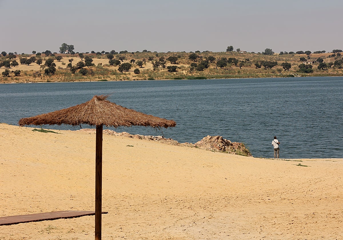 Aspecto de la playa continental en la presa de La Colada, en El Viso de Córdoba