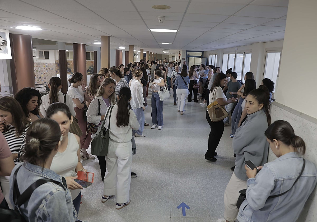 Aspirante aguardan entrar en la sala de exámenes en las últimas oposiciones docentes