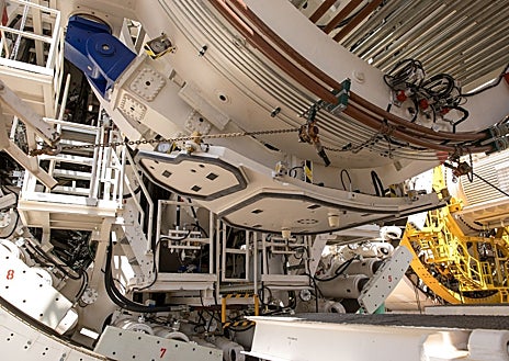 Imagen secundaria 1 - La tuneladora Mayrit, ya terminada, ha sido presentada a las autoridades madrileñas (imagen superior). Abajo, izq, un detalle de la máquina. Dcha, el consejero de Transportes, Jorge Rodrigo, a los mandos