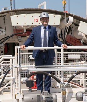 Imagen secundaria 2 - La tuneladora Mayrit, ya terminada, ha sido presentada a las autoridades madrileñas (imagen superior). Abajo, izq, un detalle de la máquina. Dcha, el consejero de Transportes, Jorge Rodrigo, a los mandos