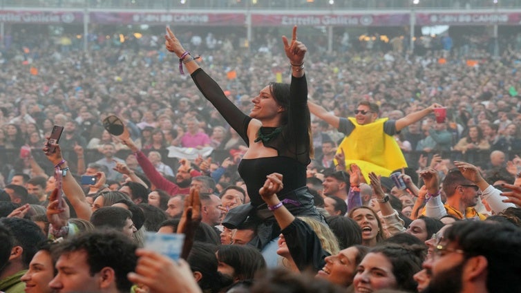 Llama en directo a la televisión gallega para pedir a su madre quedarse en un festival y le responde: «Si no está a la una, no sale en todo el verano»