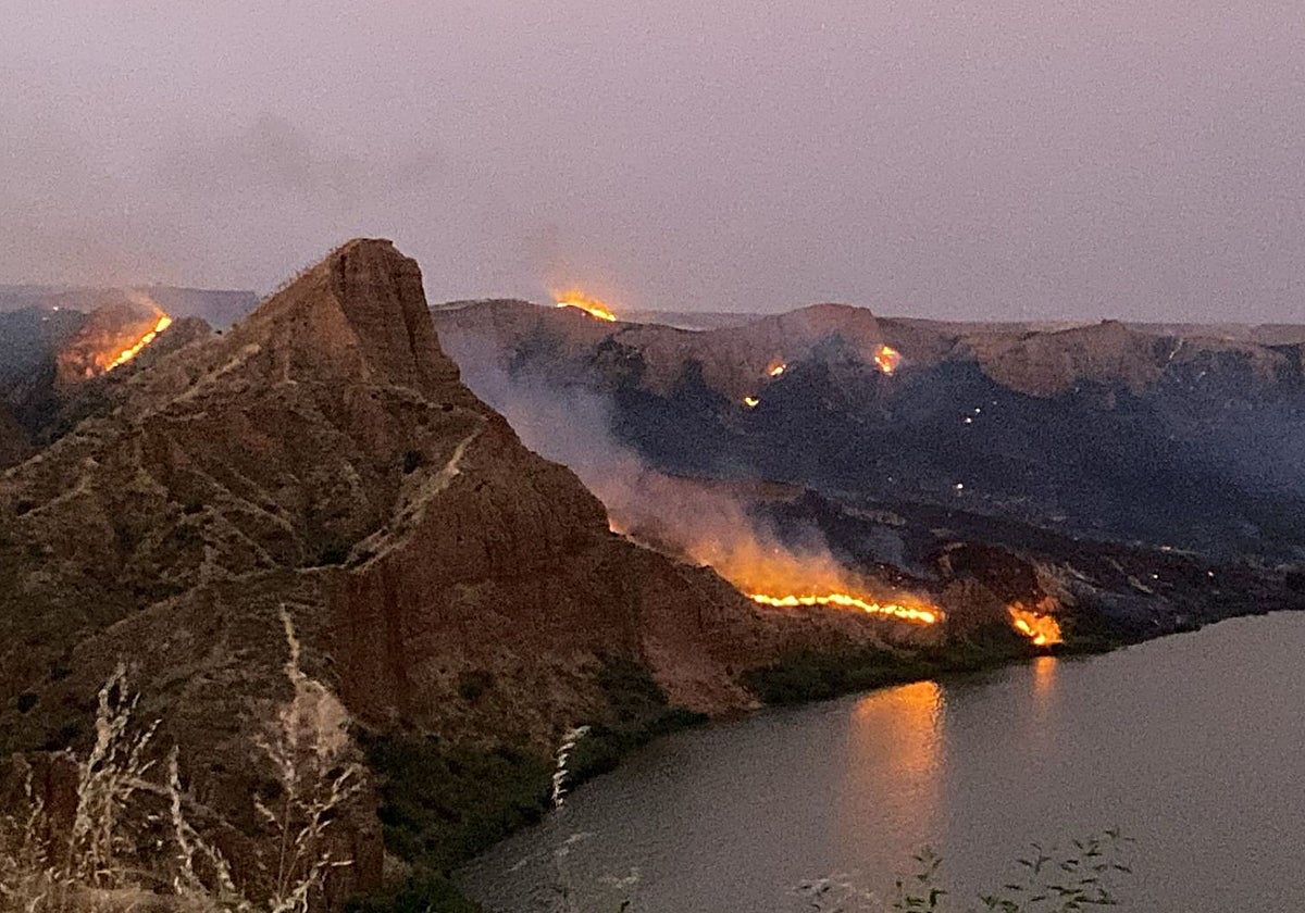 El incendio se declaró este lunes por la tarde en Las Barrancas de Burujón