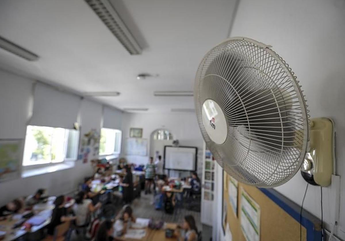 Imagen de archivo de un ventilador en el aula de un colegio