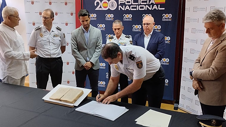 Acto de entrega del documento por parte de la Policía Nacional y dirigentes autonómicos de Murcia a representantes de Aragón